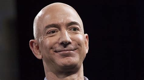 A qué se dedicaba Jeff Bezos antes de fundar Amazon hace 25 años y