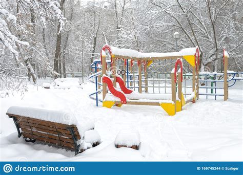 Winter Landscape in Moscow, Russia. Scenery of Empty Snowy Bench and ...