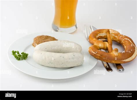 bayerische Weißwurst Weißbier und Brezel Stockfotografie Alamy