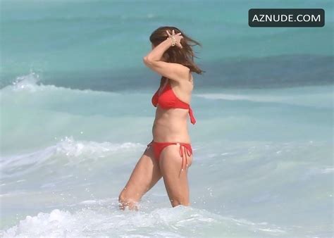 Cindy Crawford Sexy Spotted Flaunting Her Beautiful Figure Wearing A Hot Bikini In Cancun Beach