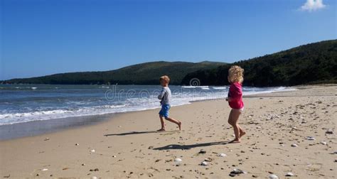 Garotinho E Menina Bonitinho Correndo Na Praia Incrível Paisagem