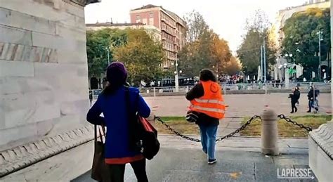 Milano Blitz Di Ultima Generazione Imbrattato L Arco Della Pace