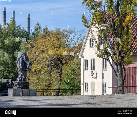 The Sculpture Of Louis De Geer By Carl Milles And The House Of Wase At