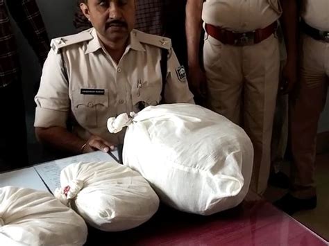 Kaimur News Bihar News Crime News Smuggler Arrested With Seven Kilos