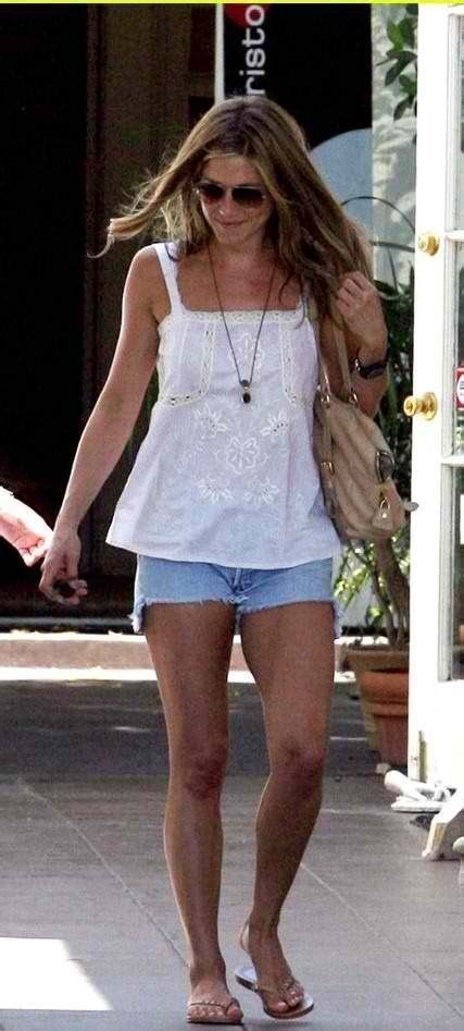 Love The Jean Shorts Jen Aniston Style Jennifer Anniston Style Estilo Jennifer Aniston