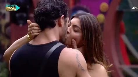 Jad Hadid And Akanksha Puris Steamy 30 Sec Kiss On Bigg Boss Ott 2