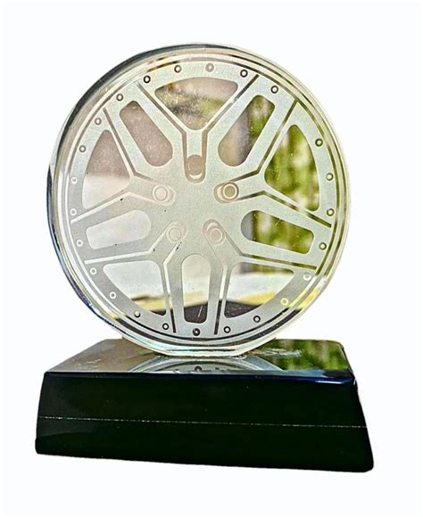 Engraved Glass Trophy, Size: 5-10 inch at Rs 755/piece in Mumbai | ID: 2852203922030