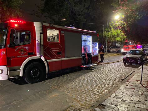 Feroz Incendio Destruy Una Casa En Banfield