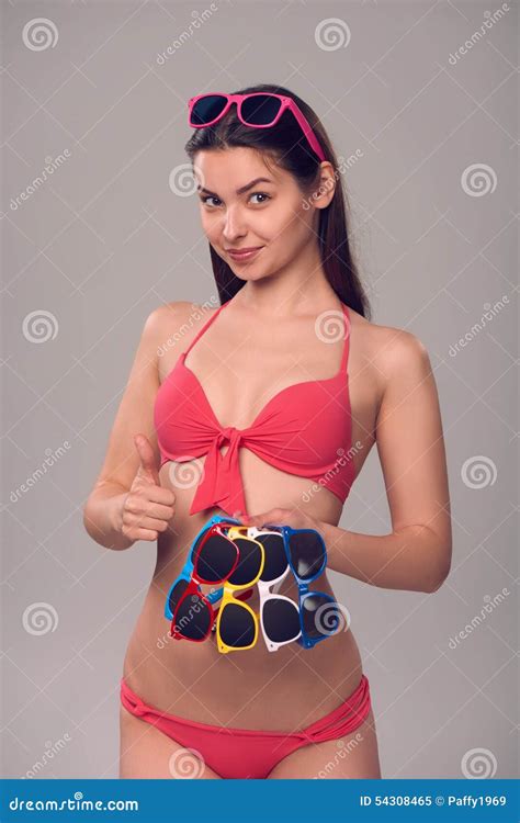 Donna In Bikini Che Tiene Molti Occhiali Da Sole Colourful Immagine Stock Immagine Di