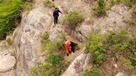 女子陪家人登山因恐高被困山腰，消防员无人机定位救出 七环视频 澎湃新闻 The Paper