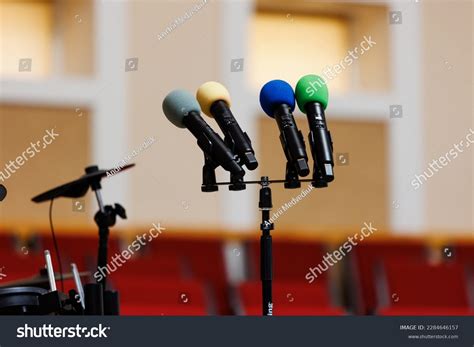 4.860 Press Conference Podium On Stage Images, Stock Photos & Vectors ...