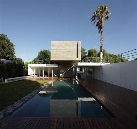 Modern Bunker House by Estudio Botteri-Connell - MyFancyHouse.com