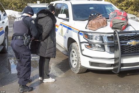 Dramatic Photos Show Asylum Seekers Crossing Into Canada Daily Mail