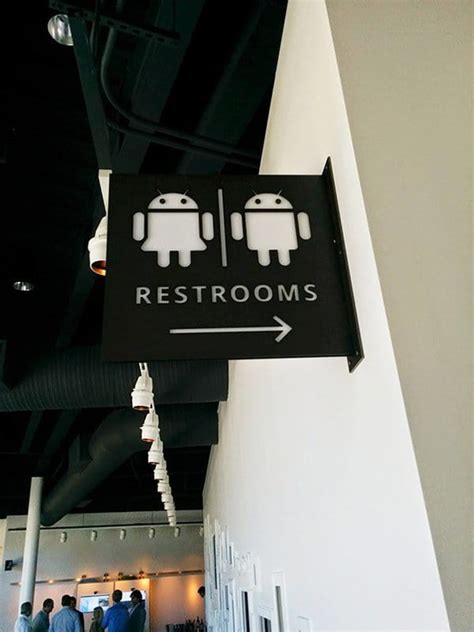 28 People Share The Coolest Bathroom Signs They've Seen