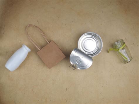 Una Lata De Comida Se Sienta En Una Mesa Al Lado De Una Botella De Agua