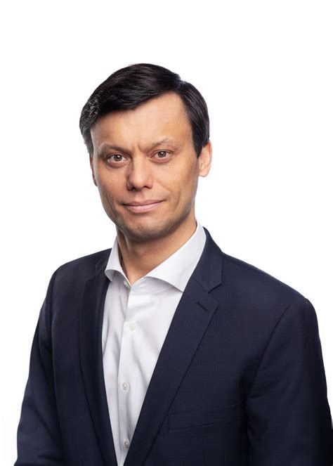 Мужской бизнес портрет на однотонном фоне | Офисный стиль, бизнес мода ...