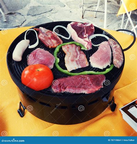 Raclette Con La Carne Y Las Verduras Foto De Archivo Imagen De Seta