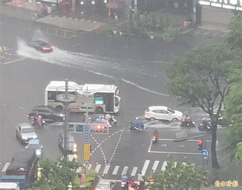 高雄大雨狂炸！上班時段積淹水 路上車拋錨 高雄市 自由時報電子報