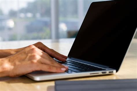 Mulher As M Os Digitando No Teclado Do Laptop No Escrit Rio