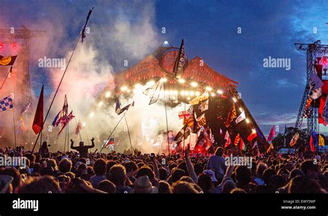 Crowd pyramid stage glastonbury festival hi-res stock photography and ...