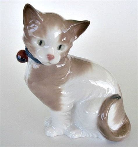 Nao By Lladro Sitting Cat Figurine