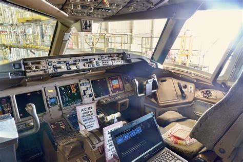 Boeing B-1B Lancer cockpit : r/cockpits