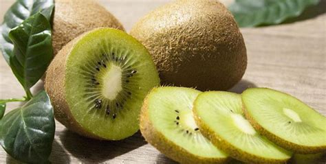 La cáscara de kiwi puede comerse Si y tiene beneficios que seguro no