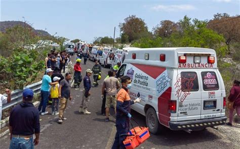 Volcadura de autobús en Huehuetlán Puebla deja un muerto y lesionados