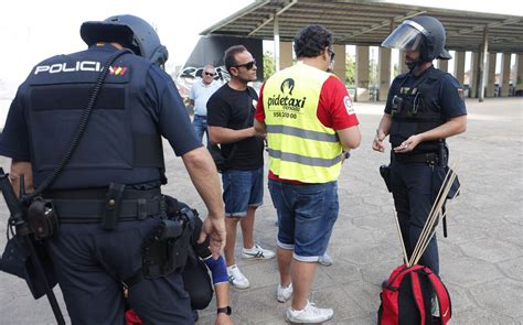 Im Genes De La Manifestaci N De Taxistas Frente A La Consejer A De