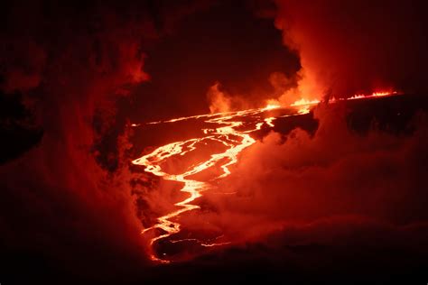 Dramatic Footage Of Mauna Loa Volcano Erupting On Hawaiis Big Island