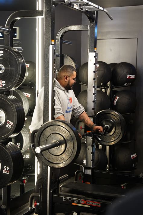 3 reasons your butt comes off the bench during bench press and how to