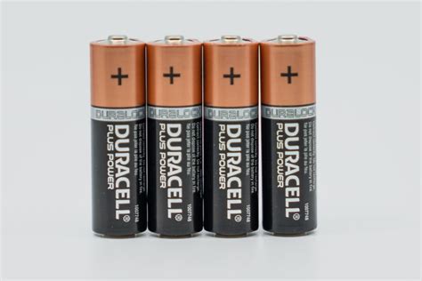 Does the Xbox Series X controller use rechargeable batteries?