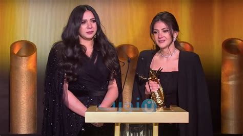 بكاء دنيا وايمي سمير غانم على مسرح Joy Awards واحلام تحتضنهما فيديو