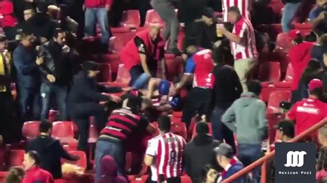 Violencia En El Estadio Caliente Durante El Xolos Vs Chivas Youtube