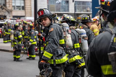 New York Fire: Smoke plumes from lower Manhattan skyscraper as building ...