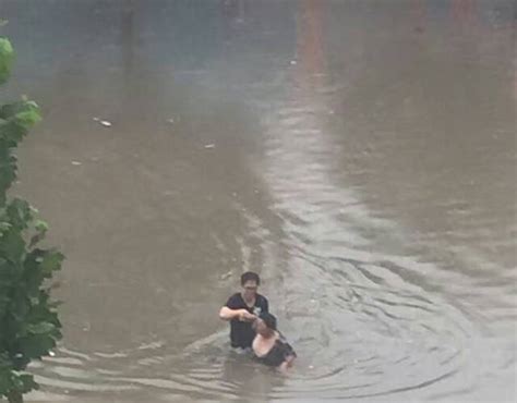 河北暴雨：女子差点被水淹没瞬间