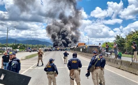 Ap S Fim De Bloqueios Prf Prende Pessoas E Aplica Mais De