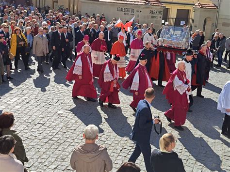 Przewodnicz Cy Episkopatu On Twitter Procesj Z Relikwiami W