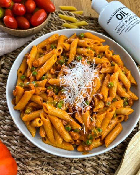 Nudeln Mit Schinken Erbsen Sauce Und Parmesan