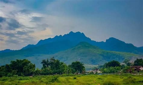 Gunung Putri Tidur Situbondo Keindahan Alam Dan Sejarah Religinya