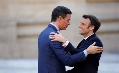 PSOE y PP se enzarzan por la victoria de la moderación de Macron El