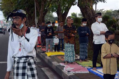 FOTO Pecalang Berjaga Saat Salat Idul Adha Di Bali