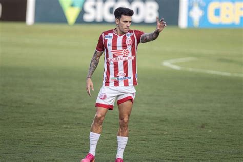 De olho no rival Hélio dos Anjos comemora presença da torcida e