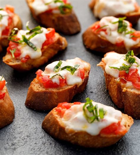 Brindes Ou Bruschetta As Morangos No Queijo Creme No Fundo De