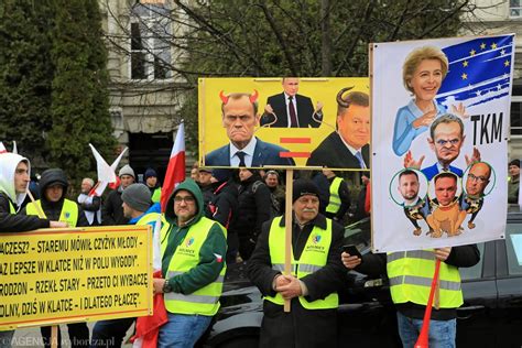 Tak wyglądał protest rolników w Warszawie Miasto sparaliżowane ZDJĘCIA