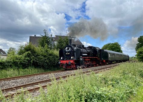 650 Jahre Solingen Historische Dampflok auf Müngstener Brücke