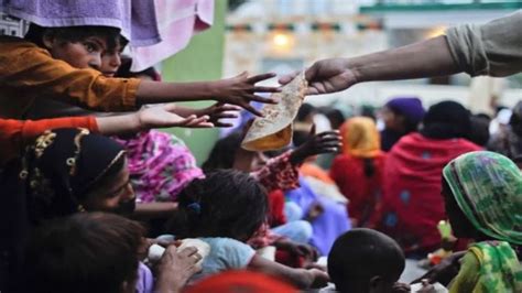 Free Flour Distribution In Pakistan پاکستان میں مفت آٹے کی تقسیم کے