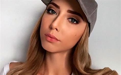 La Hija De Eminem Luce Su Trabajado Abdomen En Redes Sociales