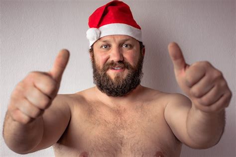 Pap Noel Halfnaked Barbudo Que Muestra El Pulgar Hacia Arriba Gesto