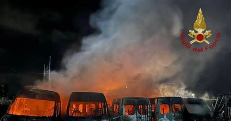 Roma Incendio In Un Deposito Di Scuolabus Su Via Ostiense Distrutti